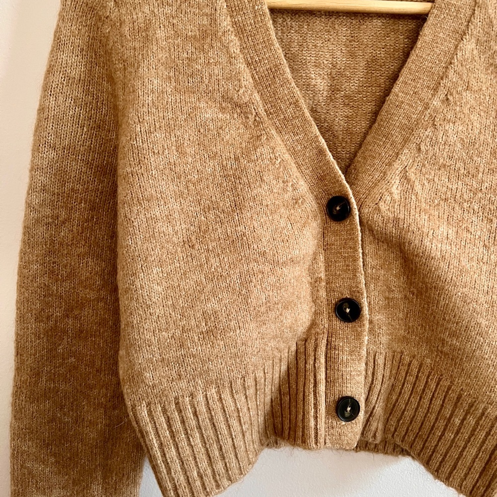Boden Fluffy Cropped V-Neck Cardigan - Picture 7 of 8